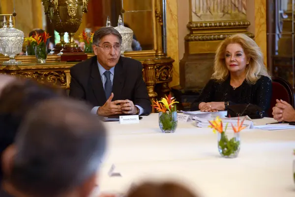 O governador Fernando Pimentel e a coordenadora da Comissão Permanente, Misabel Derzi