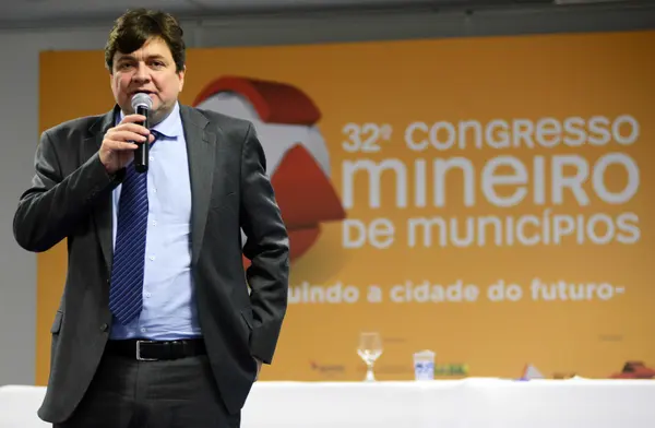 Secretário anuncia o pagamento do piso mineiro 2015 