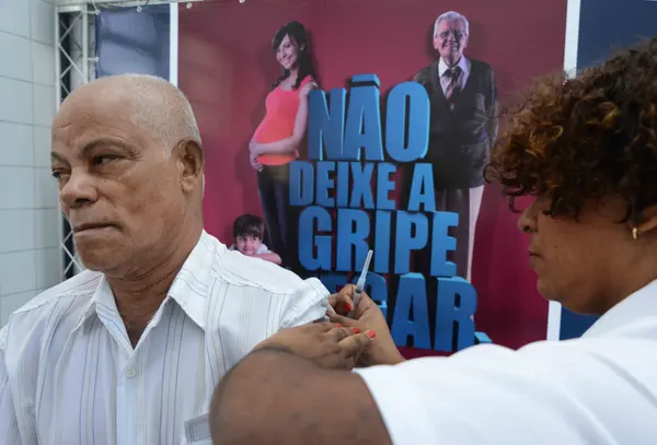A vacina é uma forma de reduzir complicações, internações e a mortalidade decorrentes de infecções causadas pelo vírus da gripe