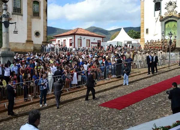 O público presente comemorou a praça aberta à participação popular