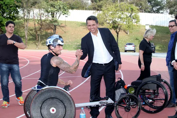 O secretário de Esportes, Carlos Henrique, deu as boas-vindas ao triatleta britânico Joe Townsend, que fez seu primeiro treino no CTE