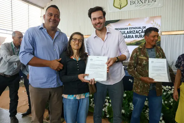 Governo de Minas entrega 163 títulos de regularização fundiária a produtores rurais de Bocaiuva