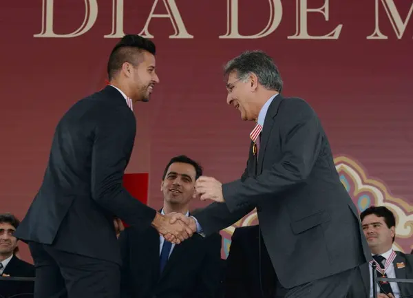 Governador cumprimenta o goleiro Fábio, do Cruzeiro, um dos agraciados