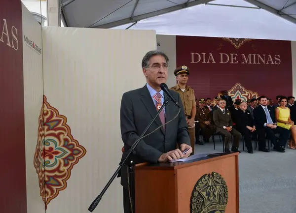 Governador Fernando Pimentel e ministro Patrus Ananias, durante a solenidade