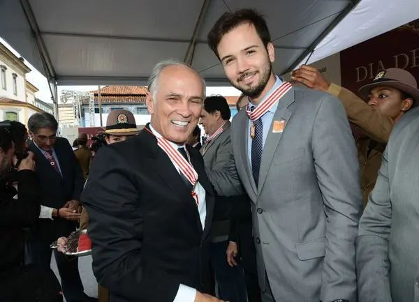 Vice-governador entrega medalha ao secretário da Sedru, Tadeu Martins Leite