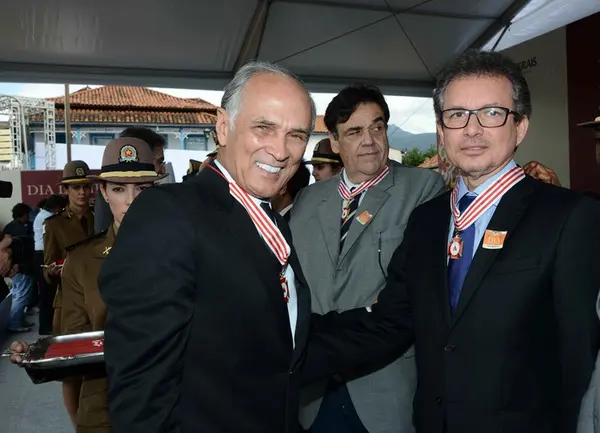 Vice-governador entrega medalha ao secretário de Desenvolvimento Econômico, Altamir Rôso