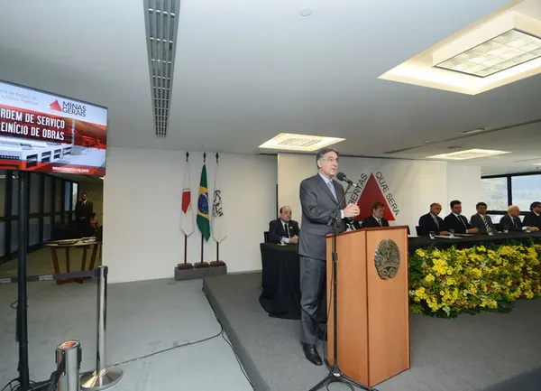 “Nós herdamos um conjunto de obras que estão aí e temos que dar conta delas", disse Pimentel
