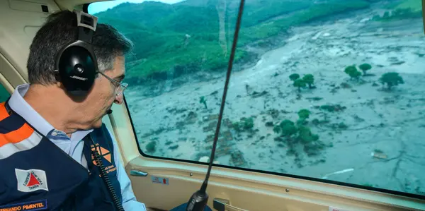 O governador Fernando Pimentel fez novo sobrevoo na região atingida pelo rompimento de barragem