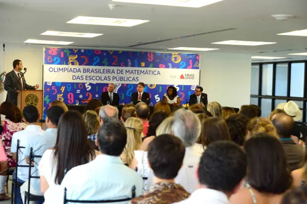 Fernando Pimentel premiou estudantes e professores medalhistas na Olimpíada Brasileira de Matemática (Obmep)