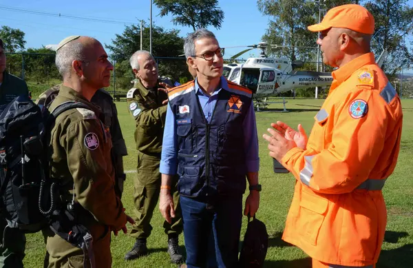 Governador Romeu Zema acompanha chegada de militares de Israel a Brumadinho