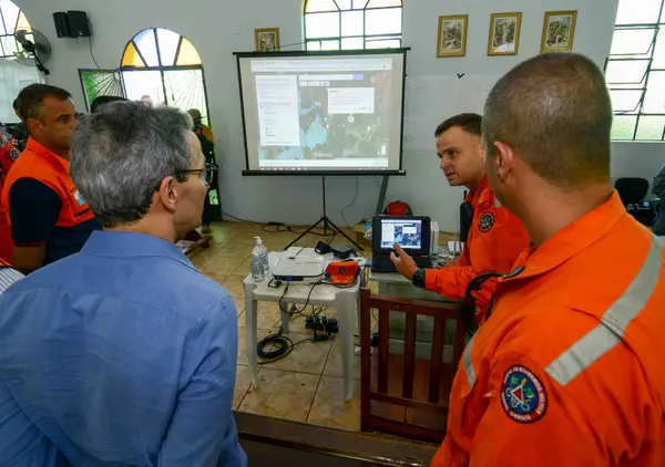 Governador conheceu as instalações dos Bombeiros e como as buscas são monitoradas