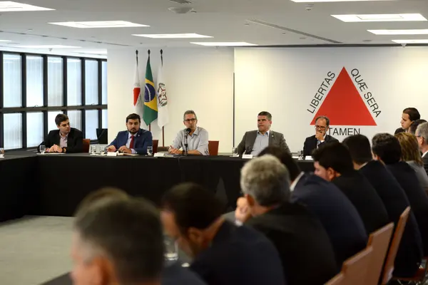 Governador se reúne com deputados mineiros e anuncia que vai revogar Decreto 47.296/17 para atender prefeitos