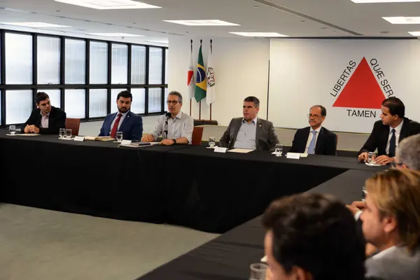 Governador se reúne com deputados mineiros e anuncia que vai revogar Decreto 47.296/17 para atender prefeitos