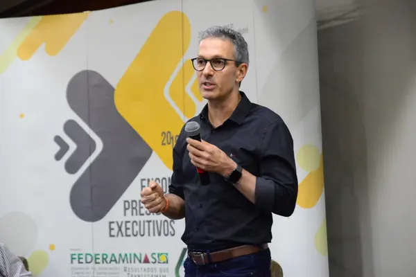 Romeu Zema defende legislação tributária simplificada para valorizar empresas e impulsionar a economia de Minas