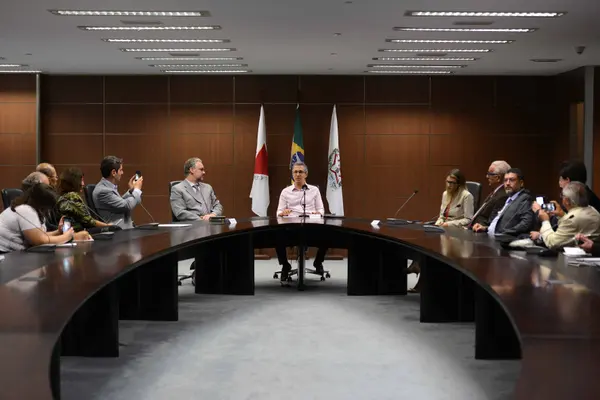 Romeu Zema promove encontro com profissionais da imprensa