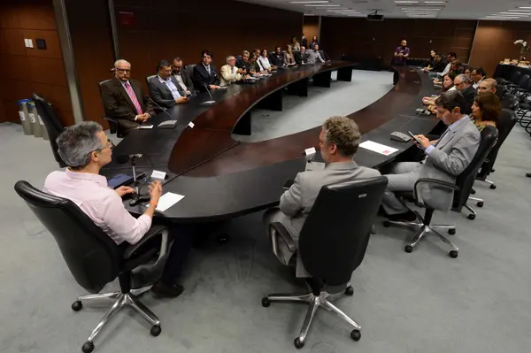 Romeu Zema promove encontro com profissionais da imprensa