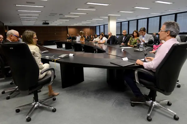 Romeu Zema promove encontro com profissionais da imprensa