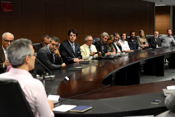 Romeu Zema promove encontro com profissionais da imprensa