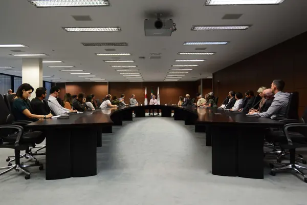 Romeu Zema promove encontro com profissionais da imprensa