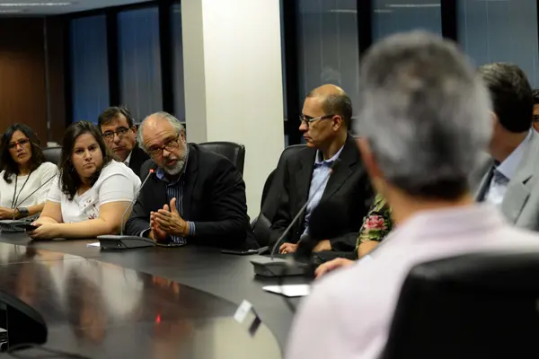 Romeu Zema promove encontro com profissionais da imprensa