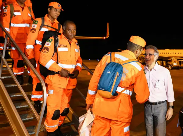 Romeu Zema recebe bombeiros que atuaram em Moçambique