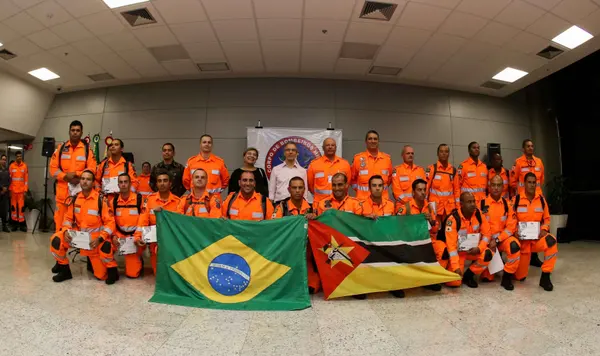 Romeu Zema recebe bombeiros que atuaram em Moçambique