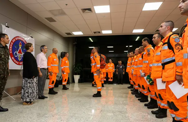 Romeu Zema recebe bombeiros que atuaram em Moçambique