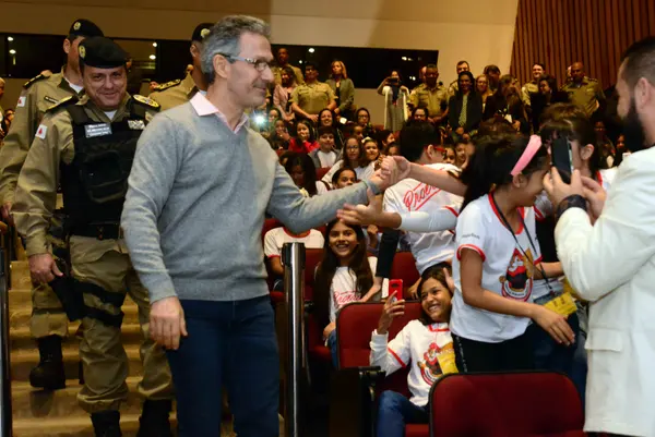 Romeu Zema participa de formatura de programa de prevenção às drogas