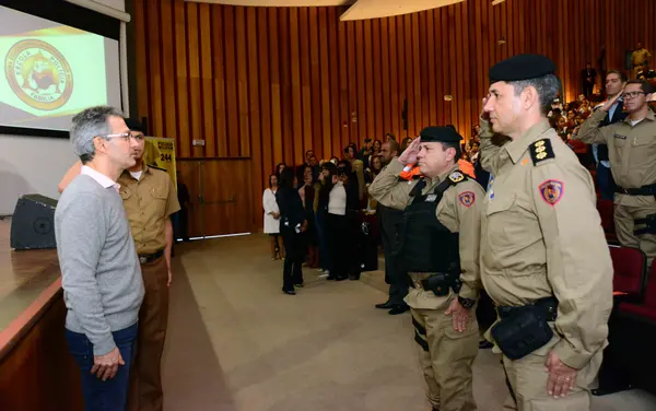 Romeu Zema participa de formatura de programa de prevenção às drogas