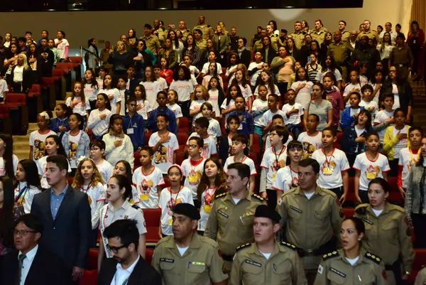 Romeu Zema participa de formatura de programa de prevenção às drogas