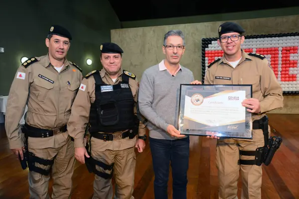 Romeu Zema participa de formatura de programa de prevenção às drogas