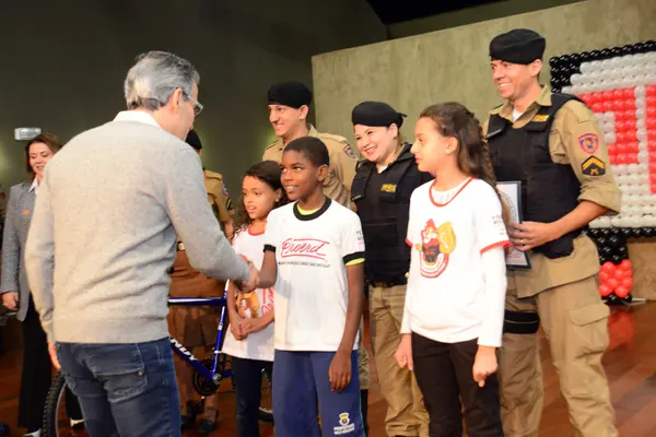 Romeu Zema participa de formatura de programa de prevenção às drogas
