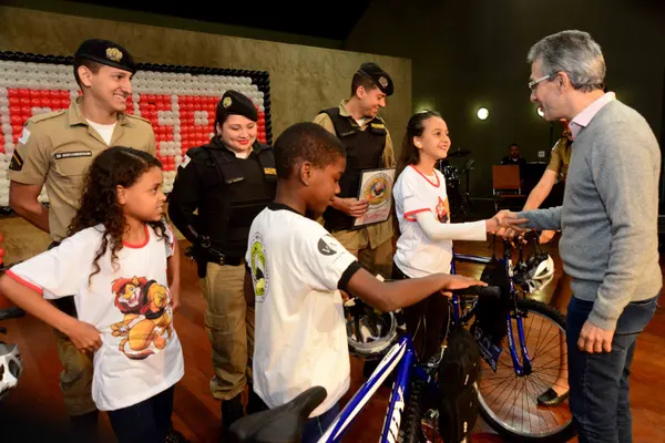 Romeu Zema participa de formatura de programa de prevenção às drogas