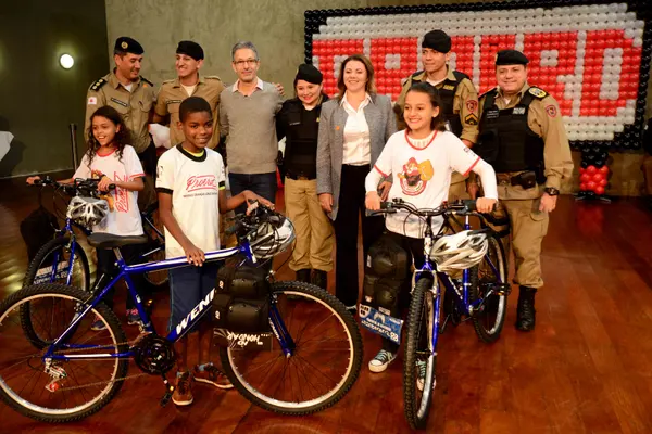 Romeu Zema participa de formatura de programa de prevenção às drogas