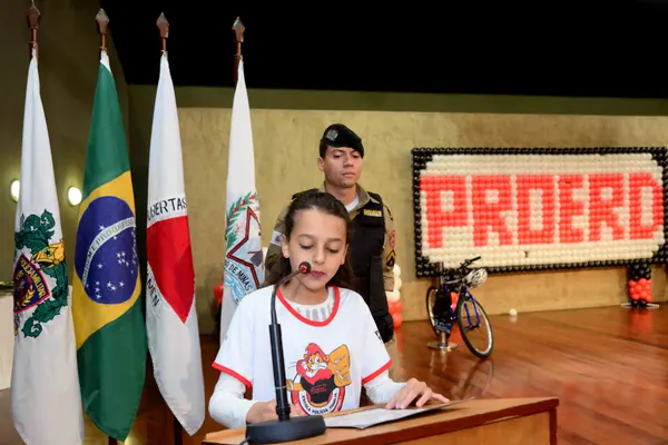 Romeu Zema participa de formatura de programa de prevenção às drogas
