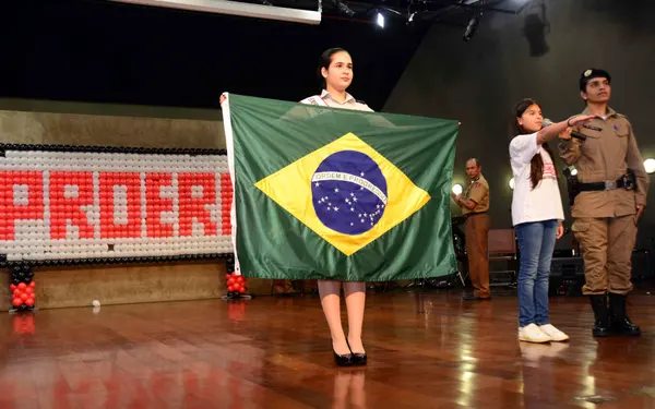 Romeu Zema participa de formatura de programa de prevenção às drogas