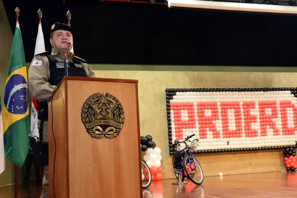 Romeu Zema participa de formatura de programa de prevenção às drogas