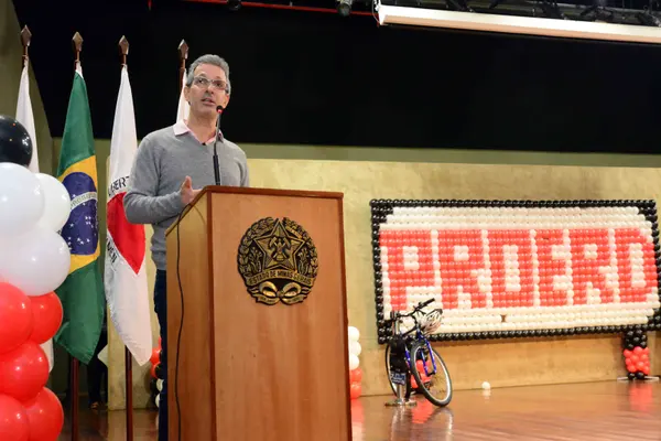 Romeu Zema participa de formatura de programa de prevenção às drogas