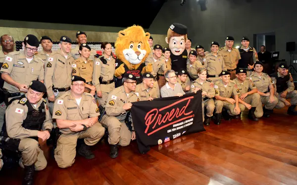Romeu Zema participa de formatura de programa de prevenção às drogas