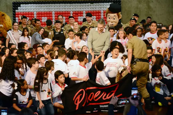 Romeu Zema participa de formatura de programa de prevenção às drogas