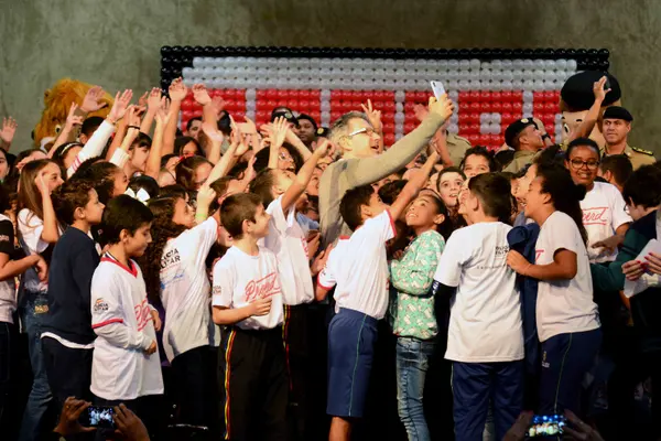 Romeu Zema participa de formatura de programa de prevenção às drogas