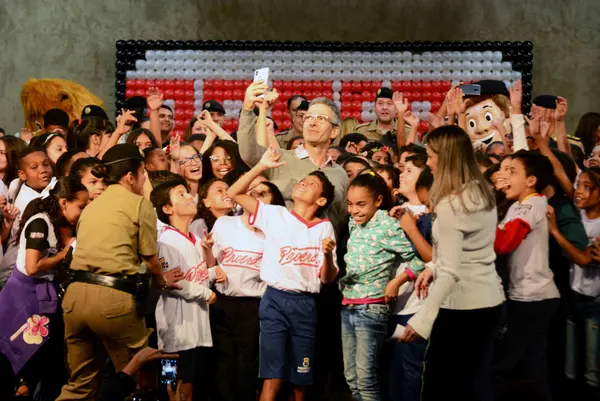 Romeu Zema participa de formatura de programa de prevenção às drogas
