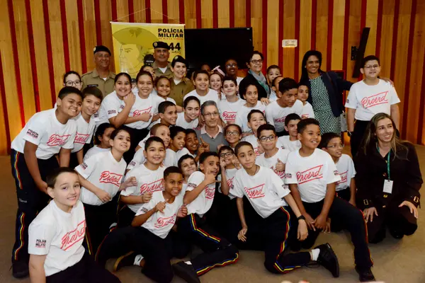 Romeu Zema participa de formatura de programa de prevenção às drogas