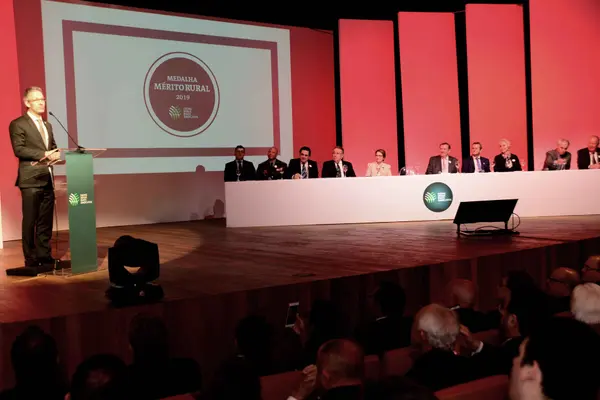 Romeu Zema participa de entrega da Medalha do Mérito Rural e destaca importância do produtor