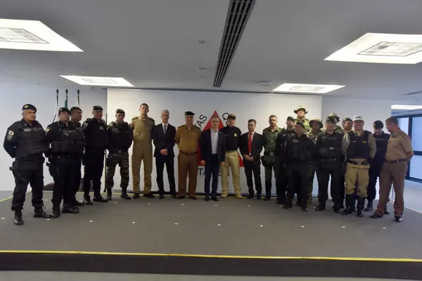 Governador Romeu Zema homenageia profissionais de Segurança Pública que atuaram em Uberaba