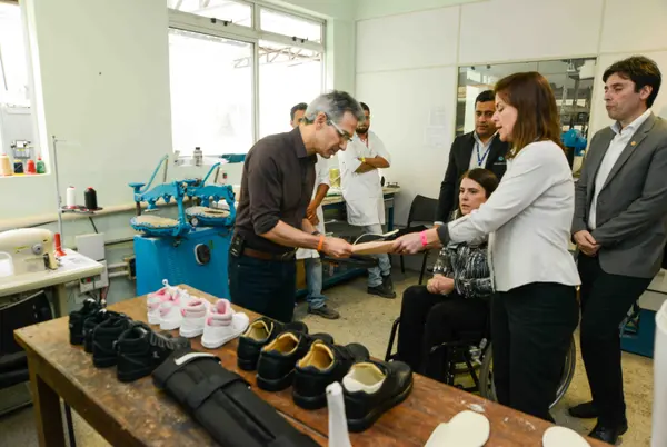 Romeu Zema participa da inauguração da Oficina Ortopédica Itinerante Terrestre