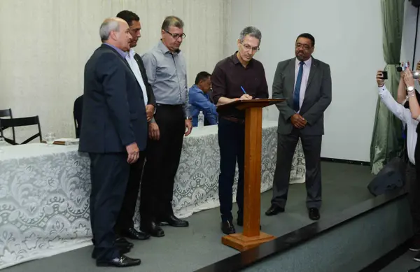 Governador assina termo de compromisso para que 100% dos municípios da região participem do programa