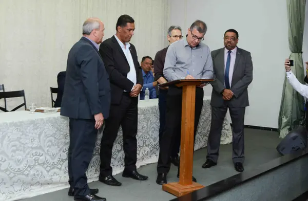 Governador assina termo de compromisso para que 100% dos municípios da região participem do programa