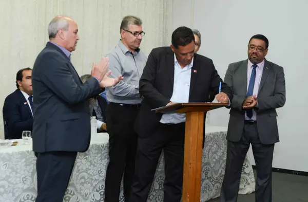 Governador assina termo de compromisso para que 100% dos municípios da região participem do programa