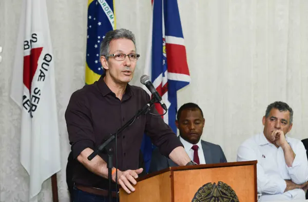 Governador assina termo de compromisso para que 100% dos municípios da região participem do programa
